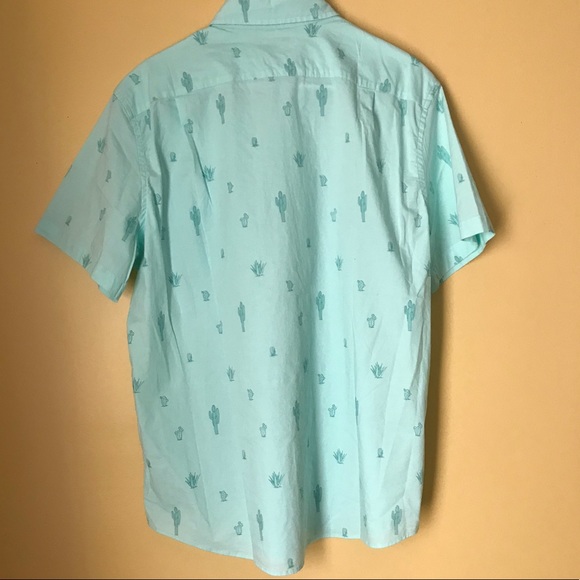 Beautiful button down Men’s Shirt - Picture 2 of 4